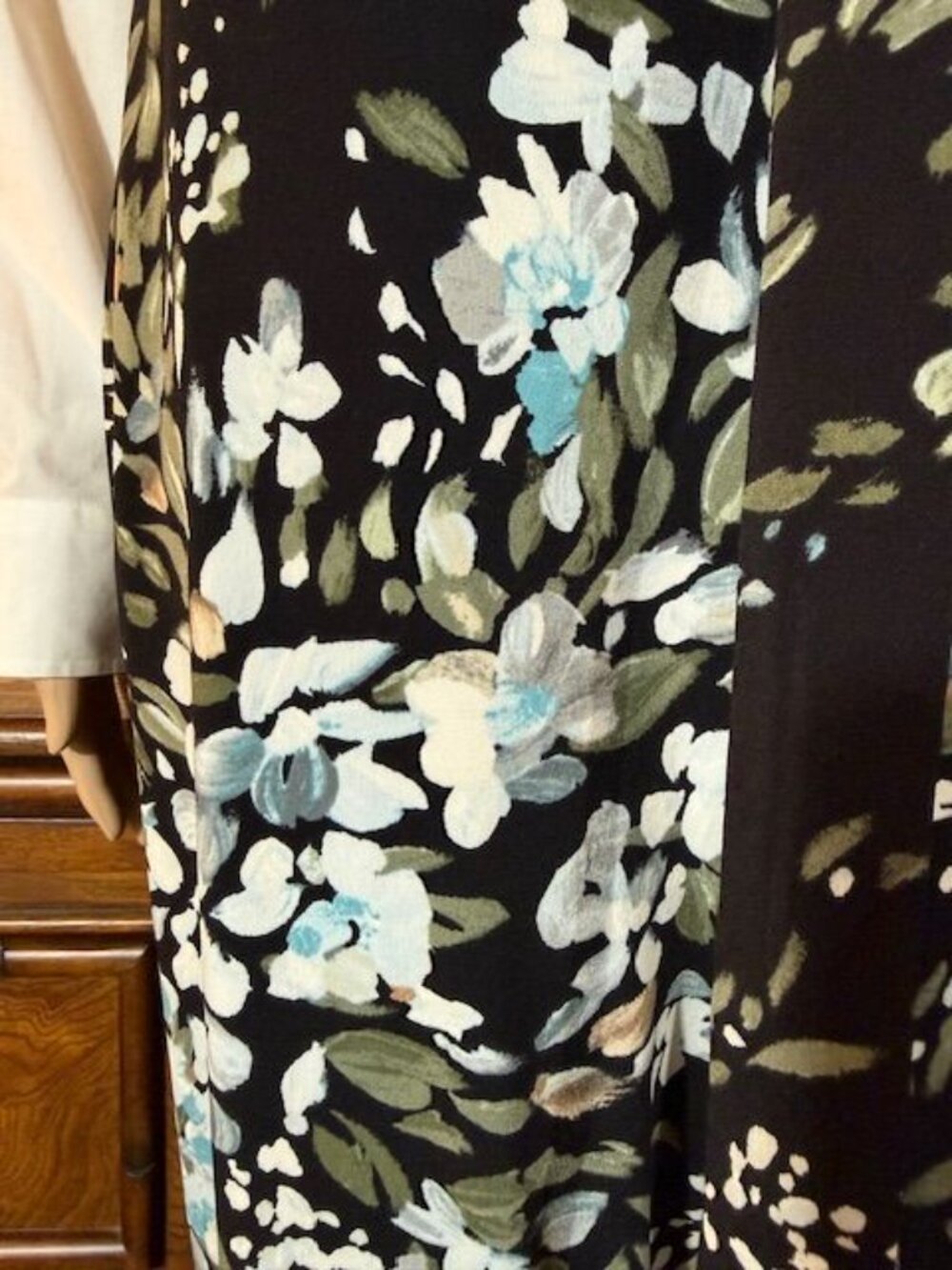 White House Black Market Aqua Floral Pleat Waist Belted 'The Tapered Ankle' Pant - Picture 10 of 13